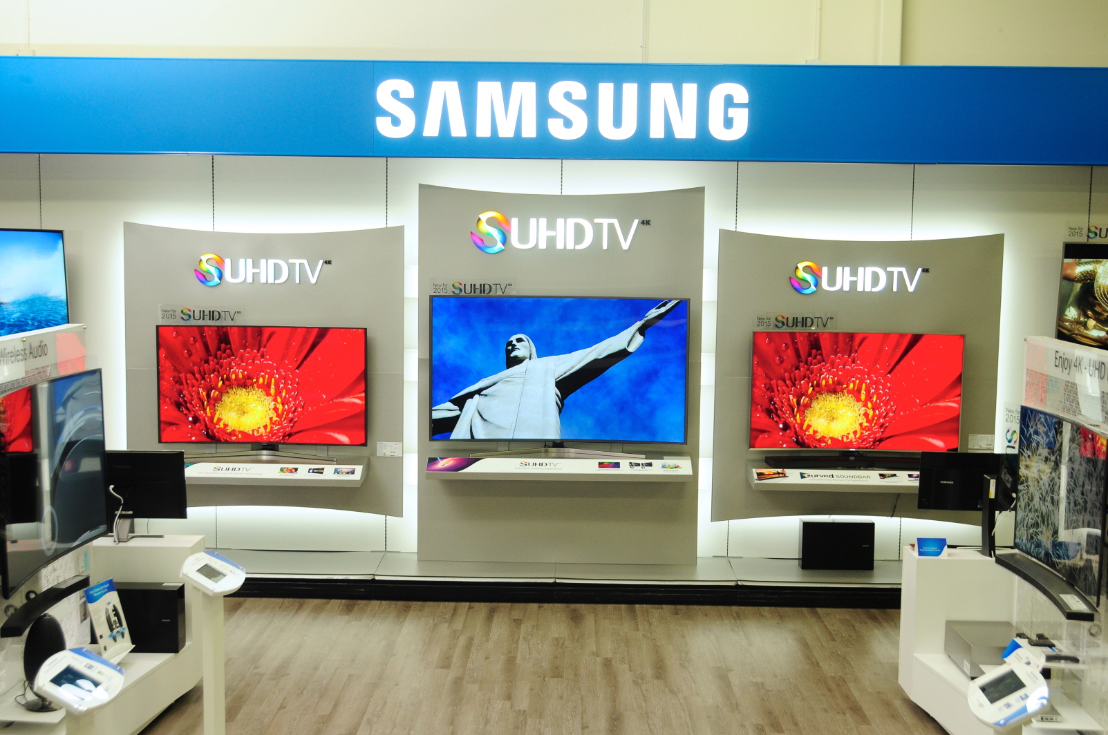 Поддержка самсунг телевизоров. Samsung Store телевизор. Операционной системой Tizen. Реклама по телевизору.