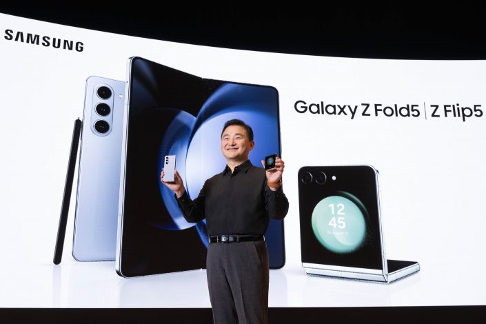 Funda Samsung Galaxy Z Fold 5 con correa y soporte - Grafito